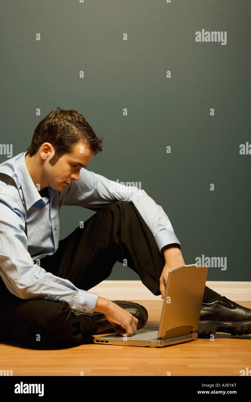 Uomo al lavoro su un notebook Foto Stock