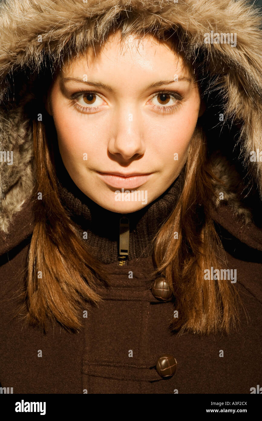 Giovane donna con cappa di pelliccia Foto stock - Alamy