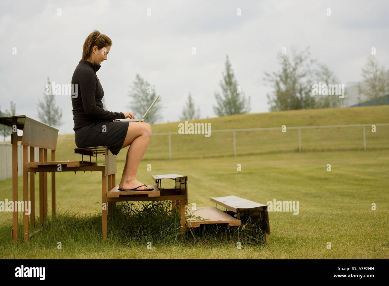 Donna con notebook sulle gradinate Foto Stock