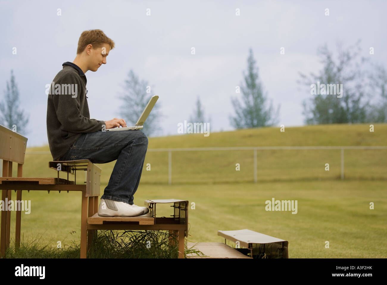 Lavorando sul computer portatile Foto Stock