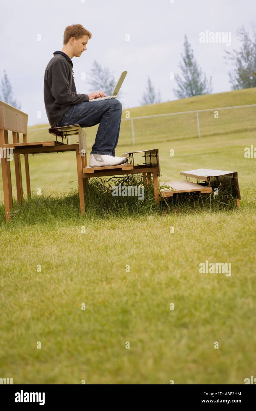 L'uomo sul computer lap top Foto Stock