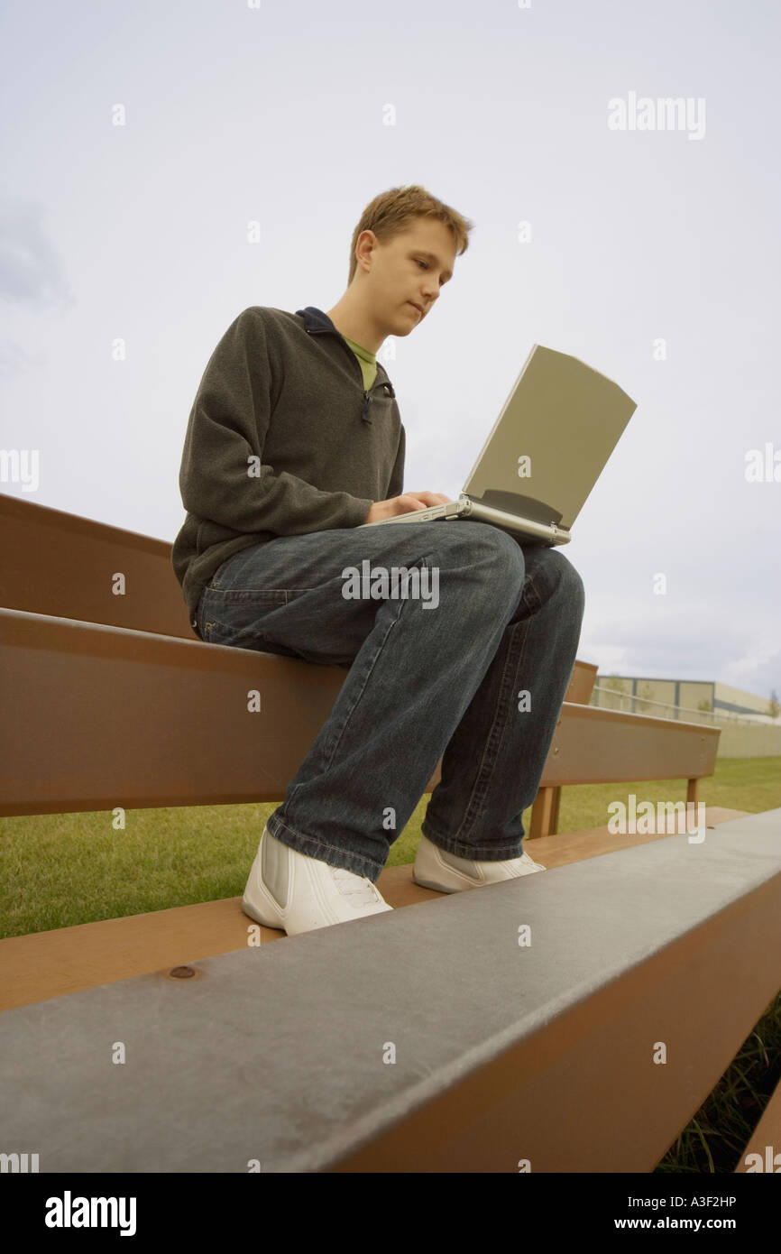 Uomo con notebook computer Foto Stock