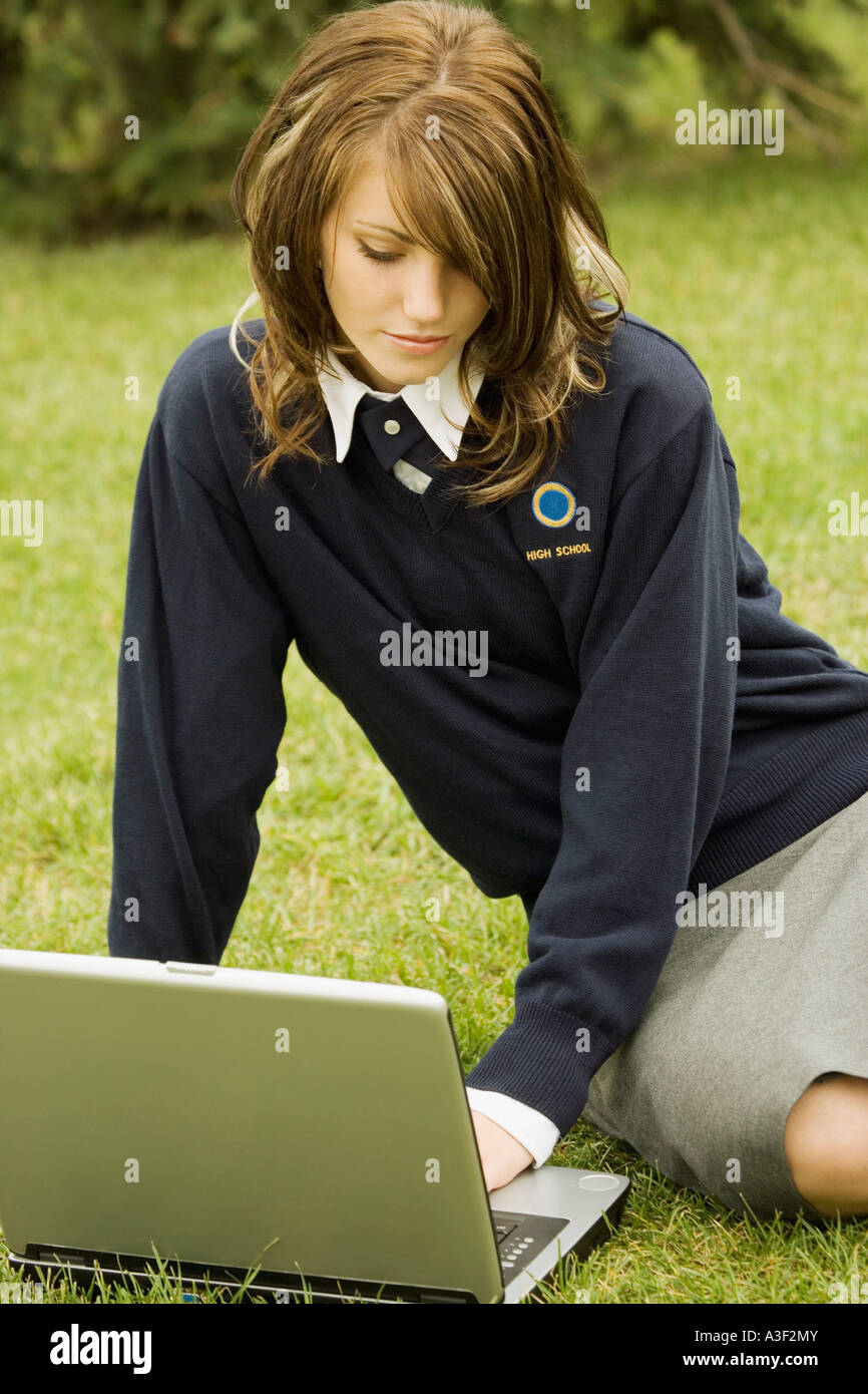 Studenti che lavorano su un computer portatile Foto Stock