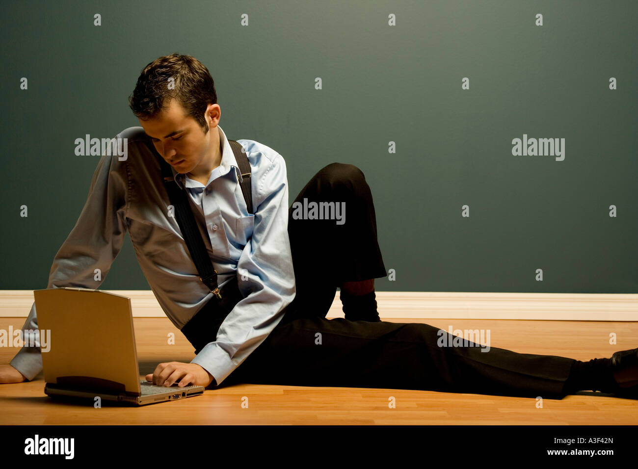 Uomo al lavoro su un notebook Foto Stock