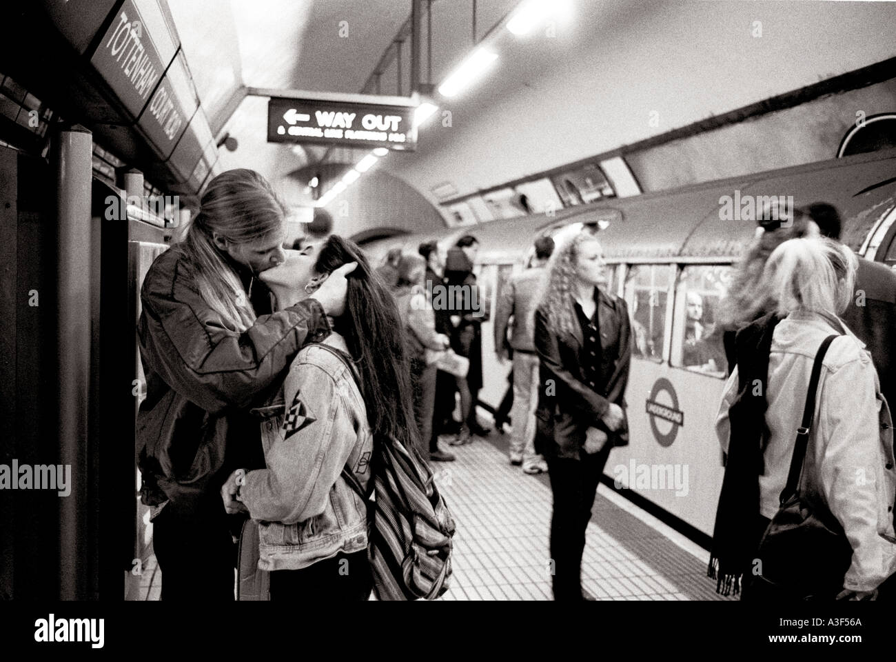 Giovane kissing Londra Inghilterra Gran Bretagna REGNO UNITO Foto Stock