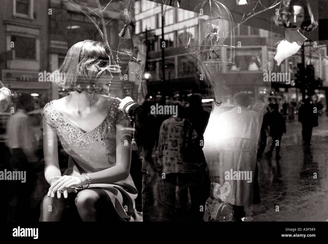 Manichini e riflessioni dalla vetrina di un negozio in Oxford Street Londra Foto Stock