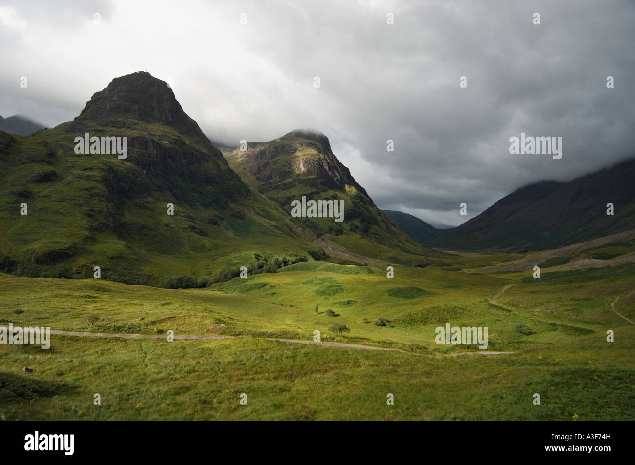 Cielo minaccioso oltre il Pass di Glencoe con le tre sorelle in background in Scozia Foto Stock