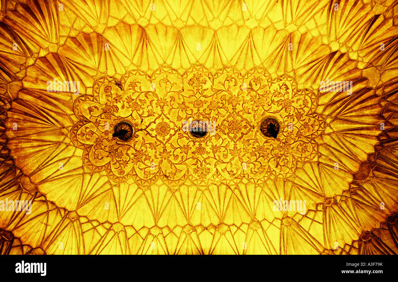 Basso angolo vista di un soffitto ornato di un monumento, Safdarjung tomba, New Delhi, India Foto Stock