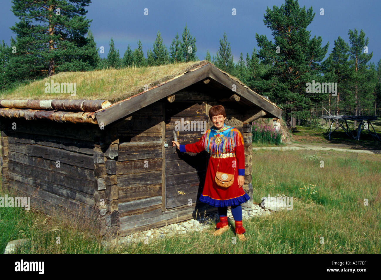 Sami docente alla capanna di Sami Museum Karasjok Norvegia Foto Stock