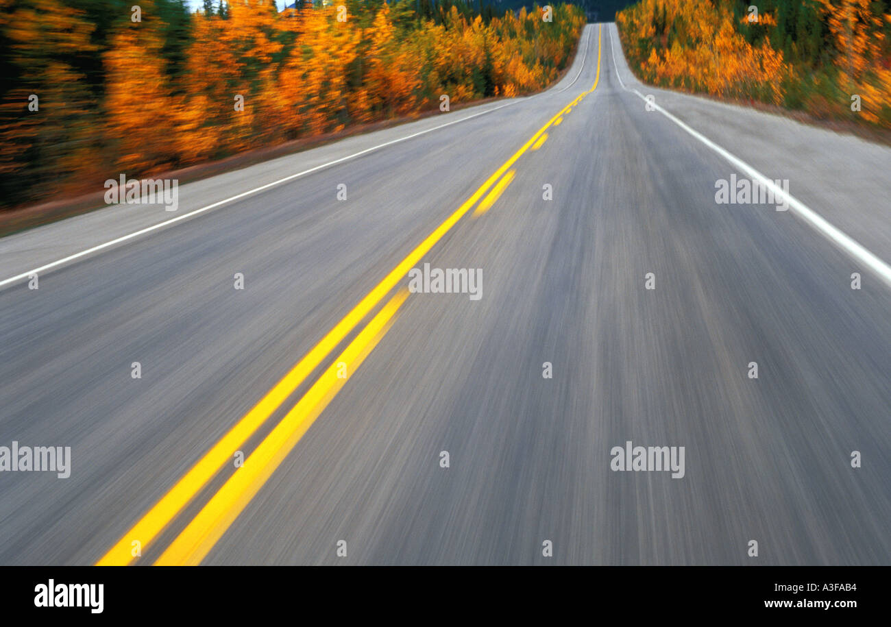 Canada Alberta Banff National Park Road in caduta azione di sfocatura Foto Stock