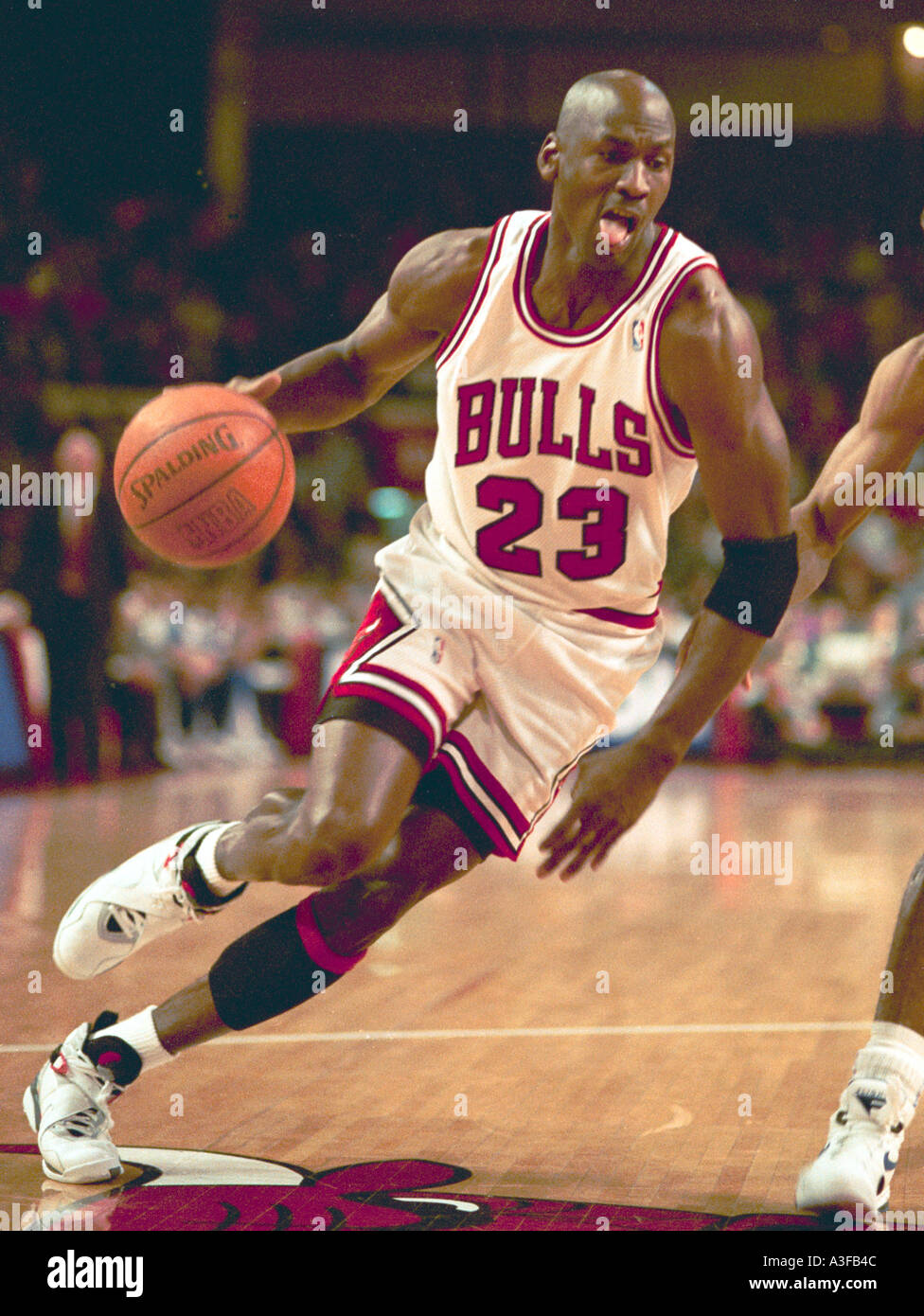 Chicago Bulls e stella NBA Michael Jordan rigidi per il cestello durante una partita nel 1995 Foto Stock