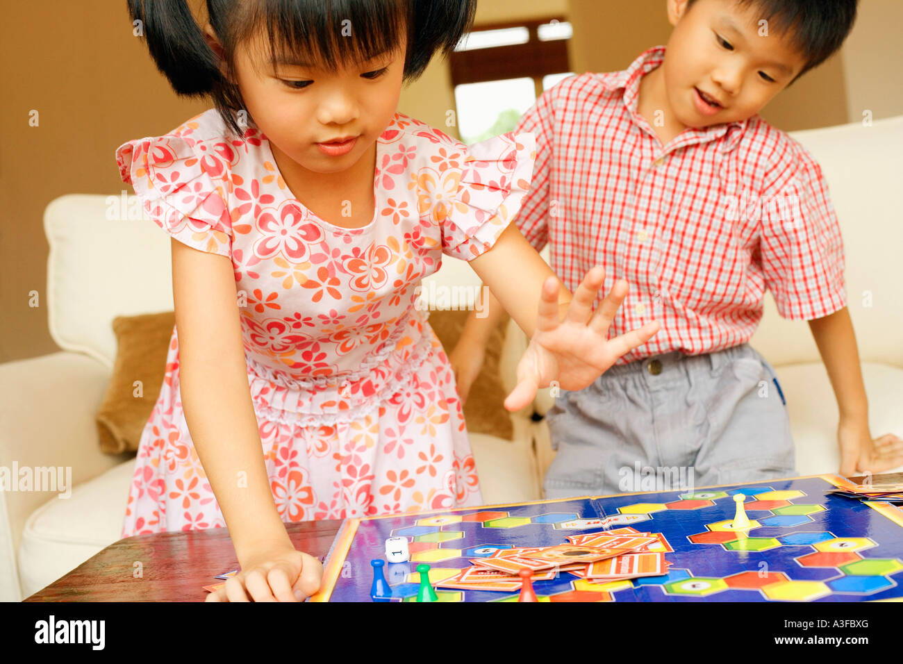 Close-up di un ragazzo giocando con sua sorella Foto Stock