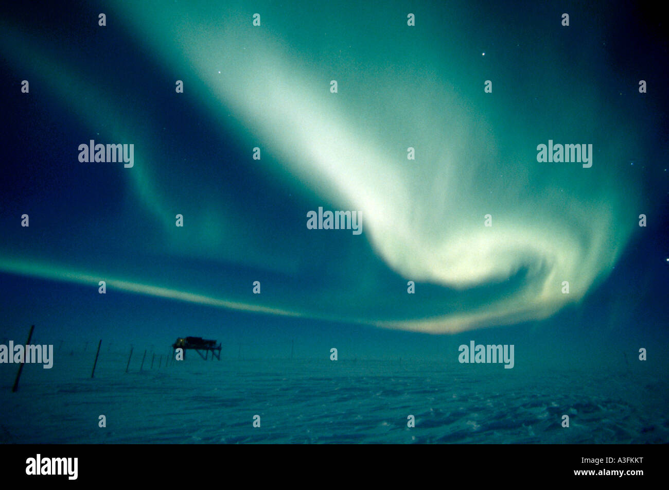 Verde brillante luci meridionale, Aurora Australis, su Halley Bay stazione di ricerca, Antartide Foto Stock