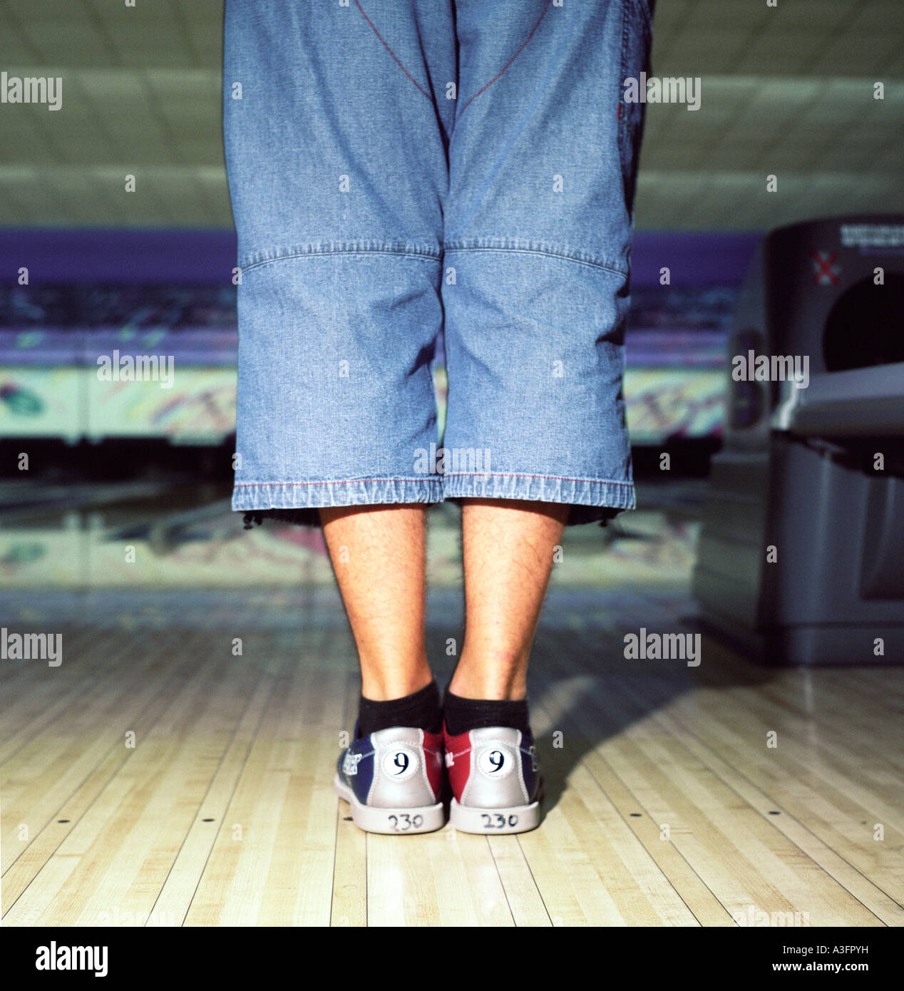 Un giovane uomo sorge su una ten pin bowling alley di Cipro Foto Stock