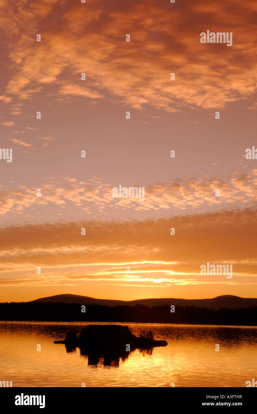 Sunset Loch di Skene 10 miglia ad ovest di Aberdeen, Grampian Scozia. XPL 4602-433 Foto Stock