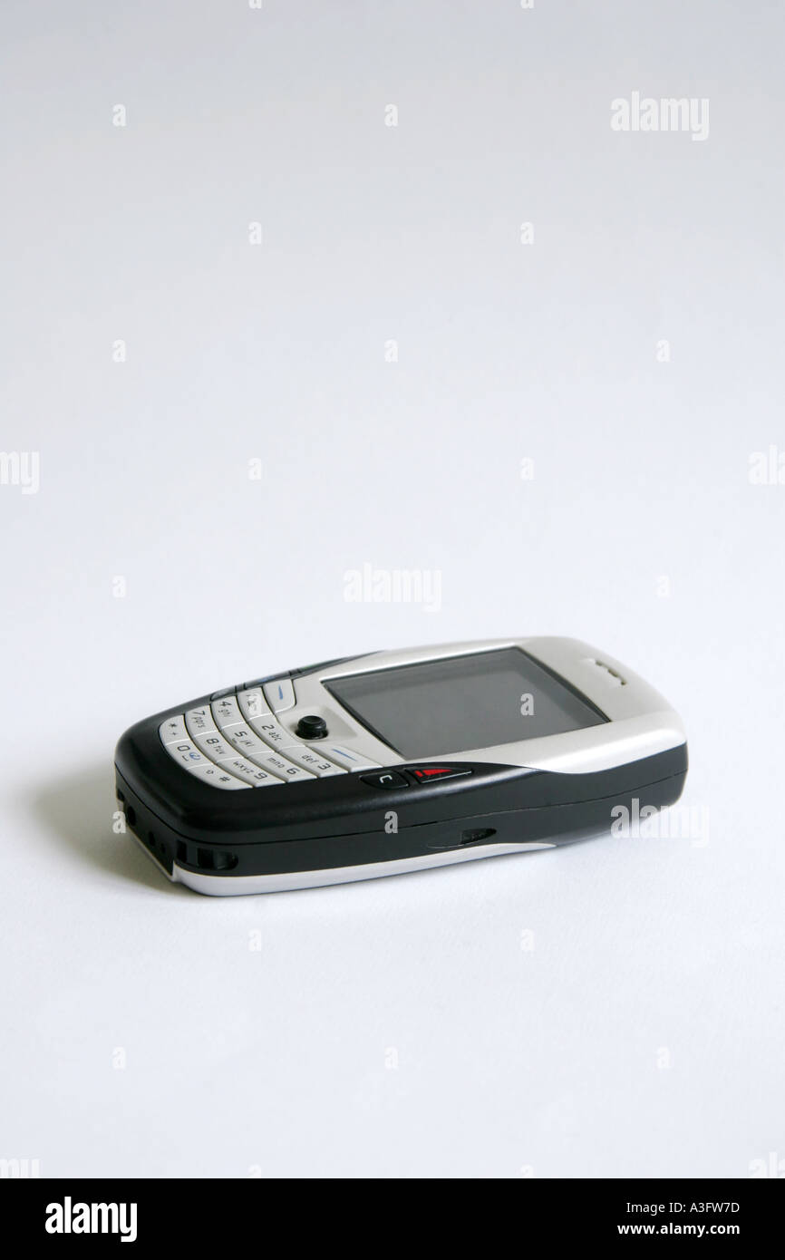 Vecchio telefono Cellulare su sfondo bianco Foto Stock