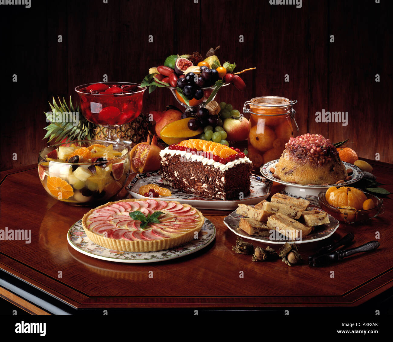 Tavolo pieno di dolci crostata di frutta e cibo editoriale Foto stock -  Alamy
