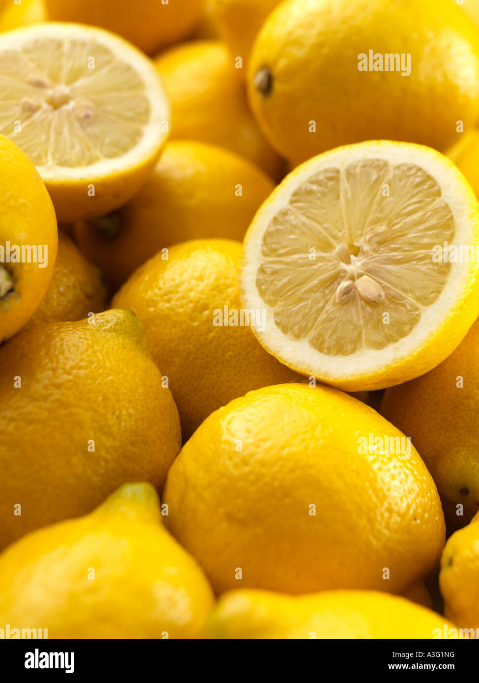 Un mucchio di italiano amalfi limoni organica frutta cibo editoriale close up Foto Stock