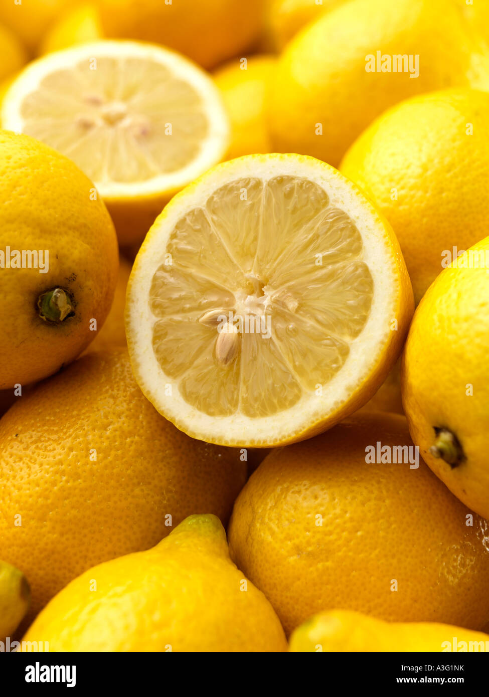 Un mucchio di italiano Amalfi limoni organica frutta cibo editoriale close up Foto Stock