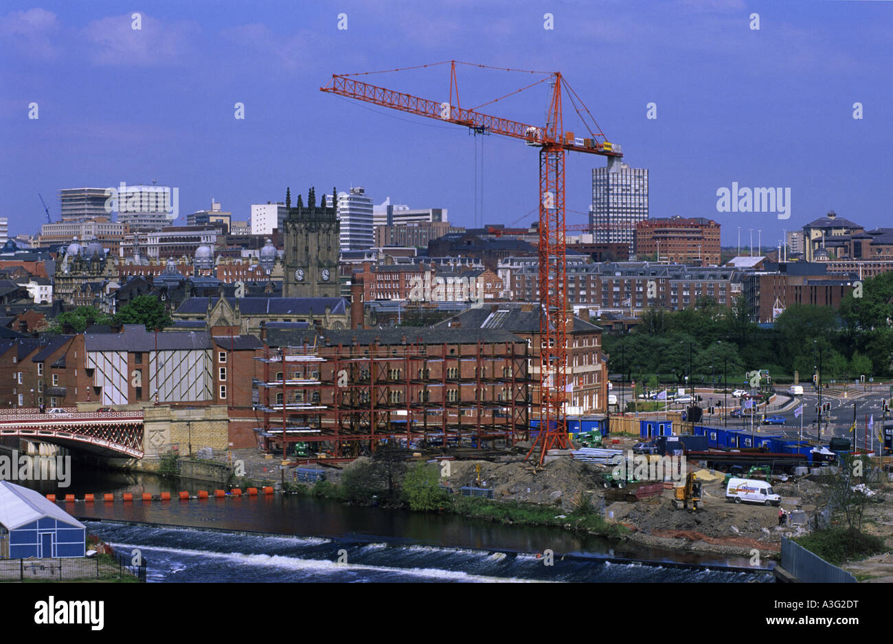 Gru di carico che porta sul sito di costruzione di merchant Quay Apartments dal fiume Aire nella città di Leeds REGNO UNITO Foto Stock