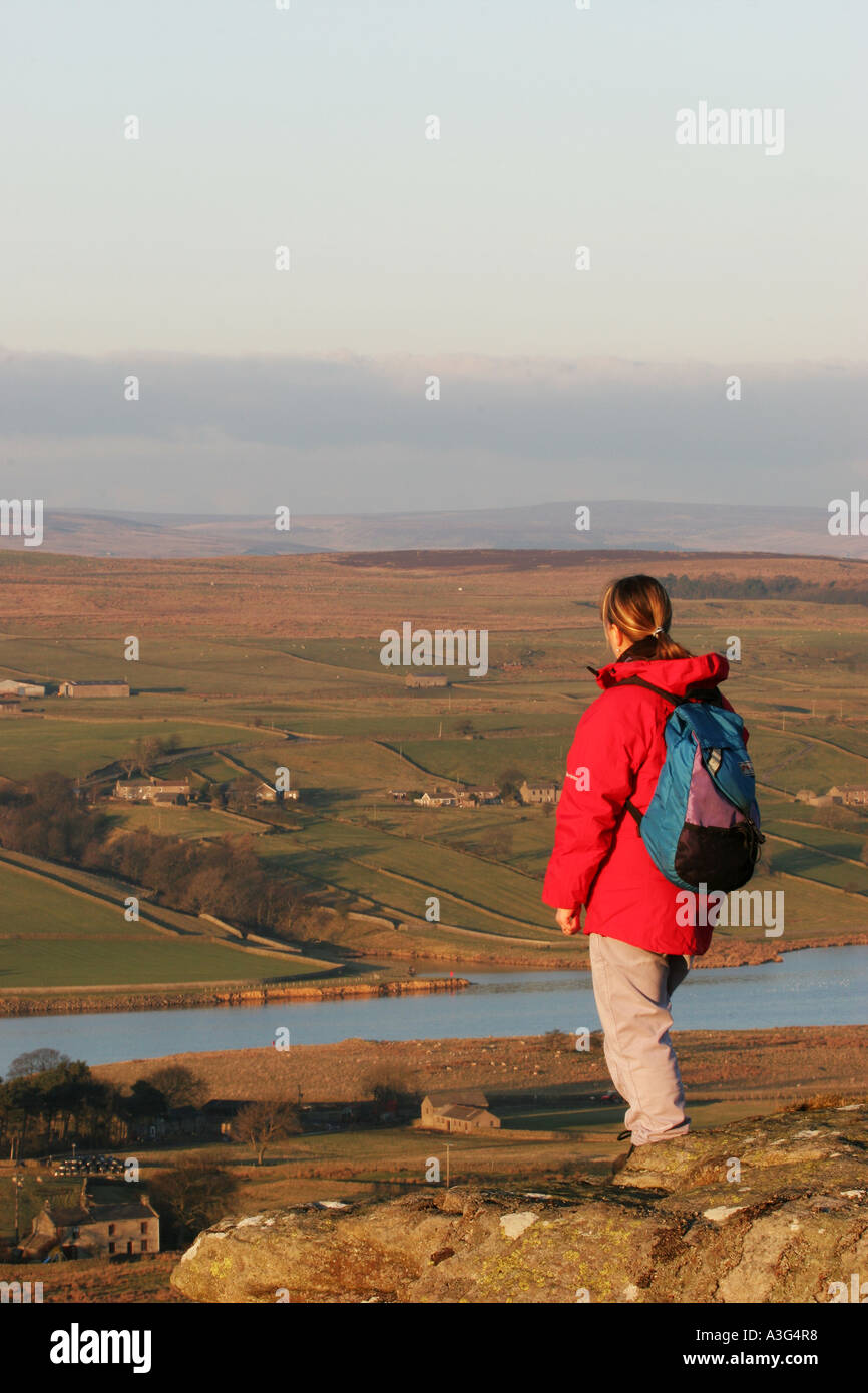 Hill Walker godendo la vista su Baldersdale dalla rupe Goldsborough Teesdale Contea di Durham Foto Stock