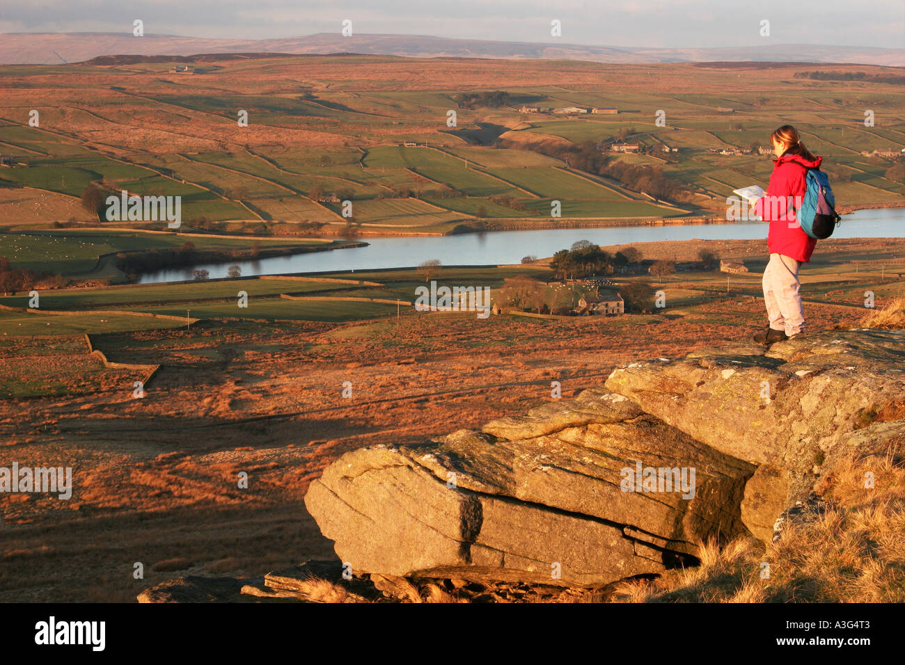 Femmina Walker Hill con mappa affacciato su Baldersdale dalla rupe Goldsborough Teesdale County Durham Regno Unito Foto Stock