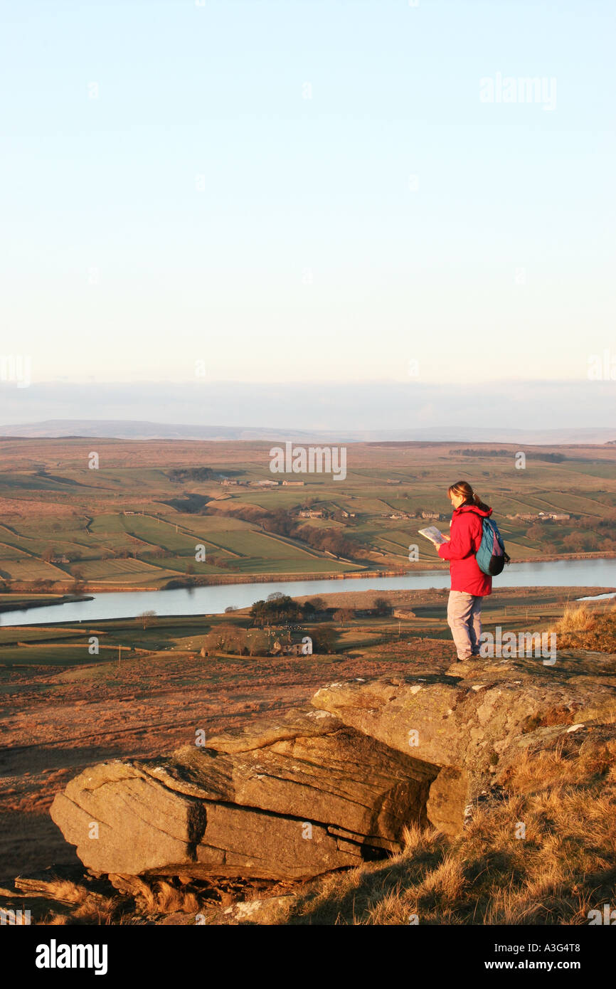 Hill Walker con mappa godendo la vista su Baldersdale dalla rupe Goldsborough Teesdale County Durham Regno Unito Foto Stock