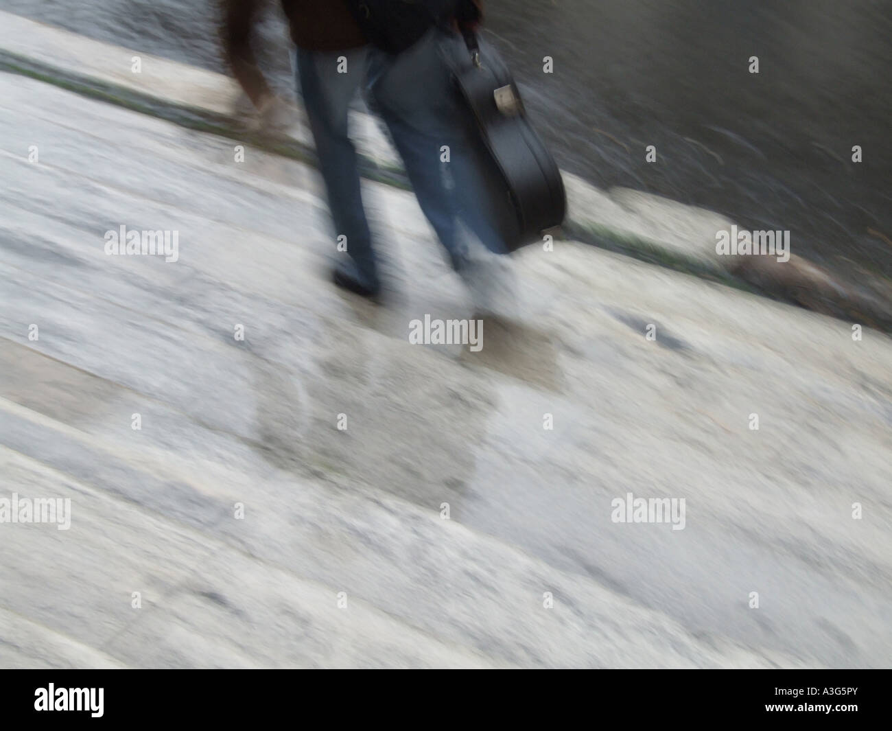 Persona che cammina nella pioggia in città Foto Stock