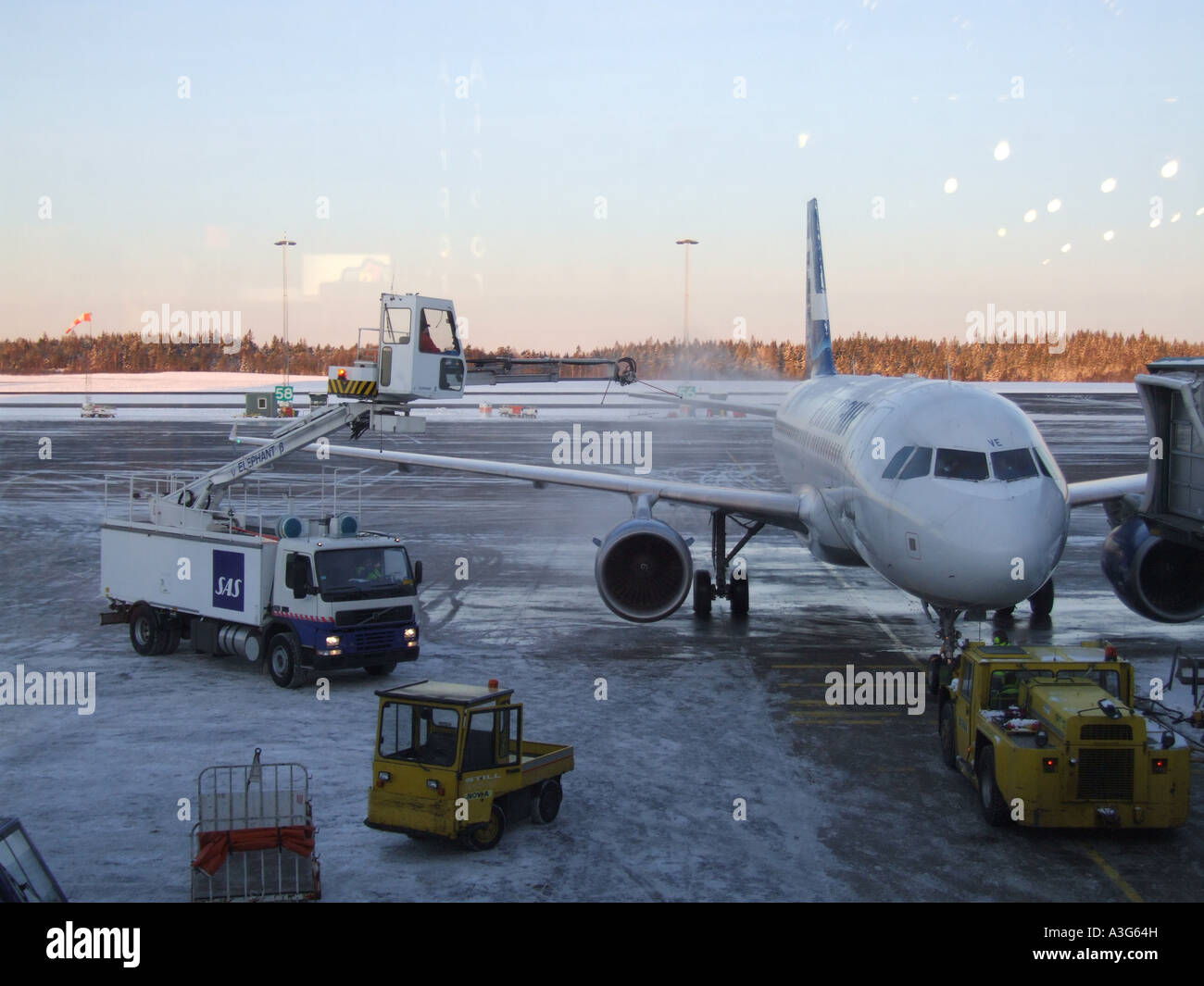 Piani su asfalto all'aeroporto di Landvetter a Göteborg in Svezia Foto Stock