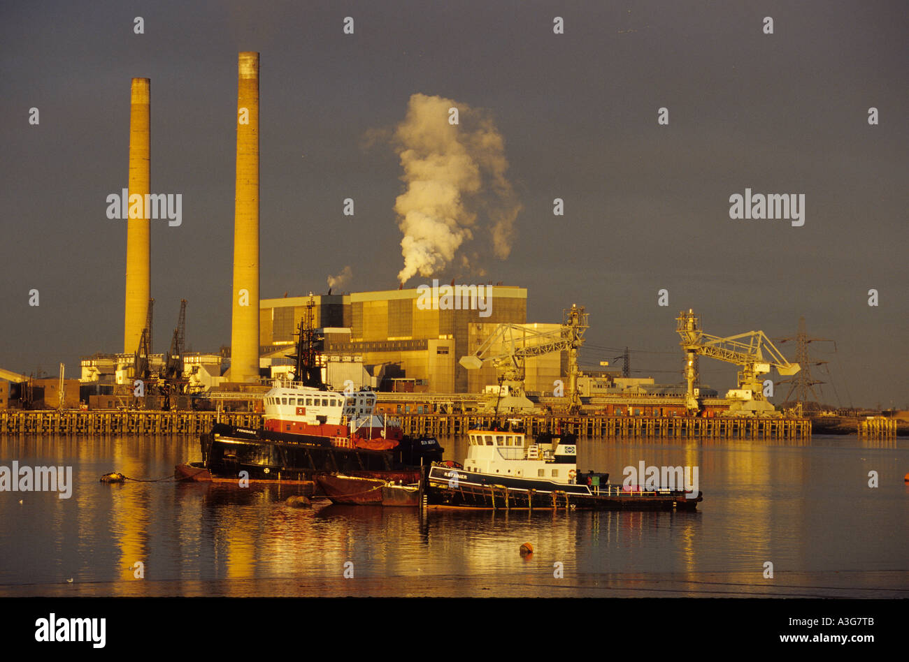 Centrale elettrica di Tilbury da Gravesend, con la vecchia centrale elettrica di Tilbury (demolita nel 2019) Foto Stock