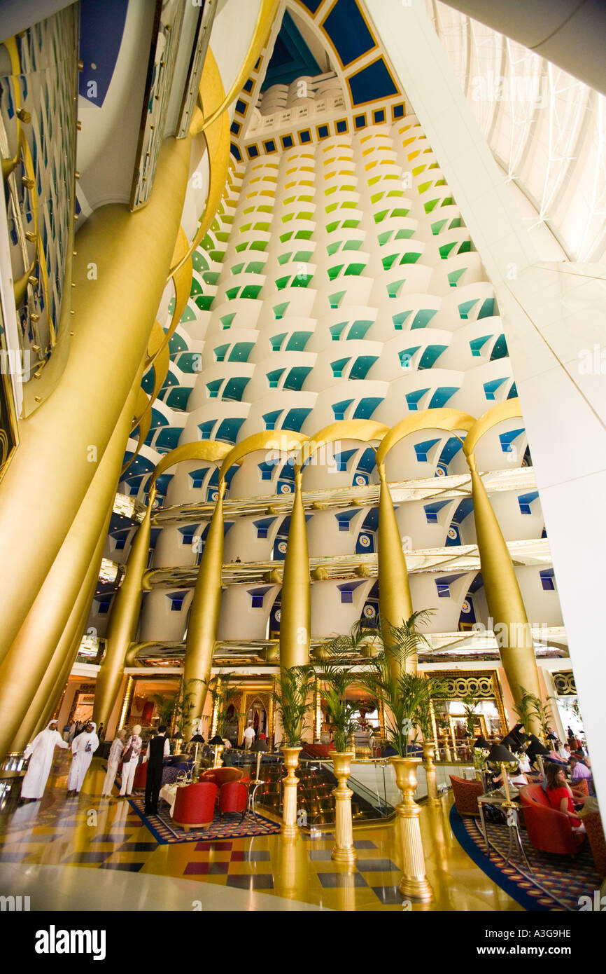 Burj Al-Arab Hotel, Dubai, Emirati Arabi Uniti - la magnifica vista del soffitto Foto Stock