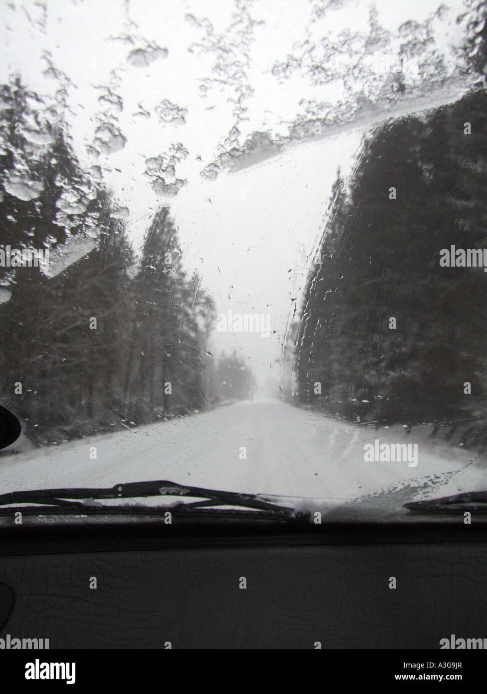 Guida auto in presenza di un notevole manto di neve Foto Stock