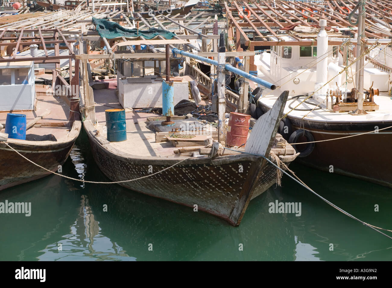 Kuwait - Barche nel porto, accanto al mercato del pesce Foto Stock