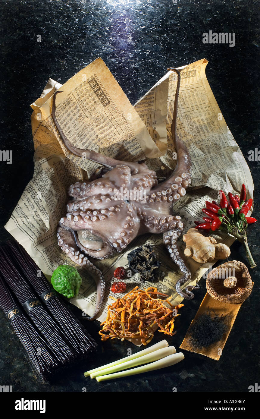Stilllife arte cibo titolo ricetta polpo octapus calamari freschi di mercato avvolti in un giornale ingredienti spezie alla moda di pasta trend Foto Stock
