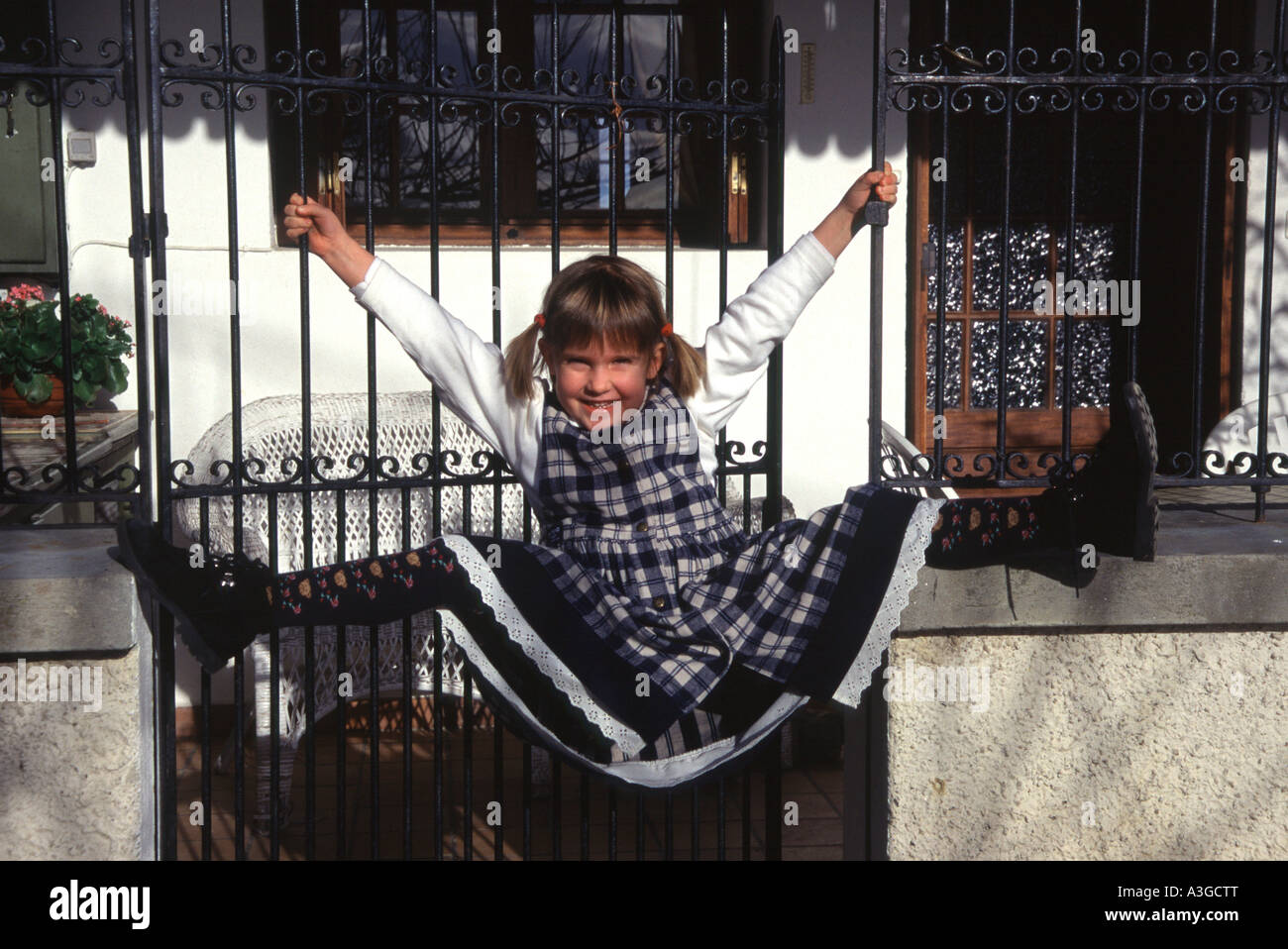 La Francia. Garganvillar. Natalie che mostra la joie de vivre al cancello Foto Stock
