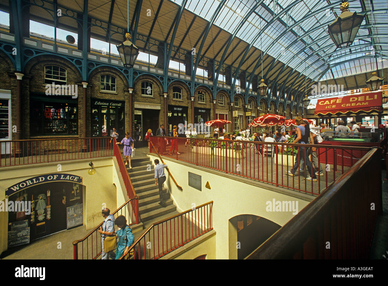 Il vecchio Covent Garden mercato ortofrutticolo è stato convertito a negozi ristoranti e pub Foto Stock