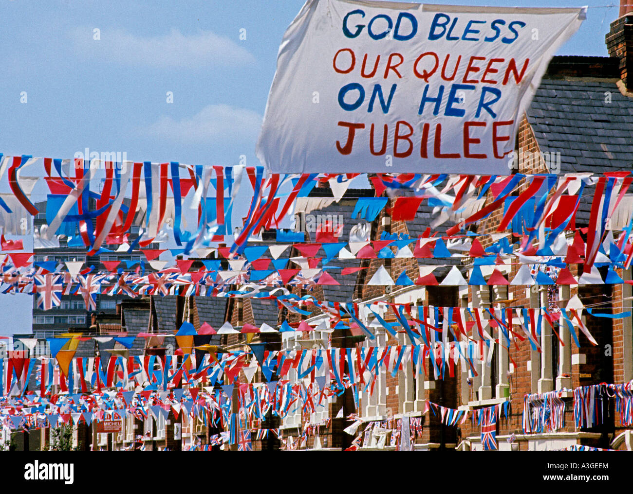 Bunting bandiere e striscioni patriottica celebrando la regina Elisabetta s Silver Jubilee 1977 nel nord di Londra Foto Stock