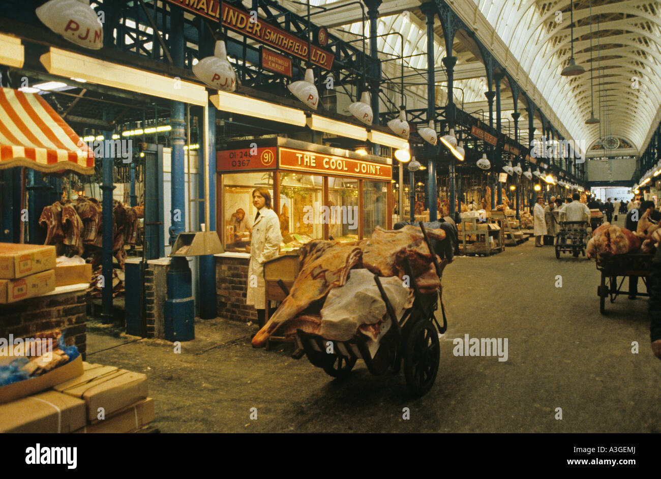 Smithfield Market circa 1982 più fresche per Londra è andato attraverso il commercio all'ingrosso sul mercato della carne di Smithfield Foto Stock