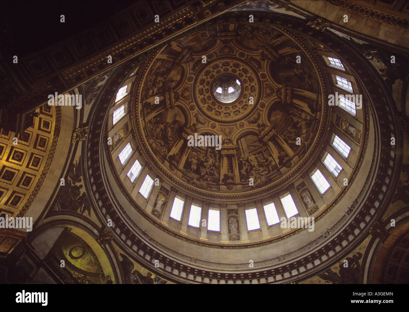 Cerca fino a cupola centrale con galleria circolare noto come Whispering Gallery St Pauls Cathedral Londra Foto Stock