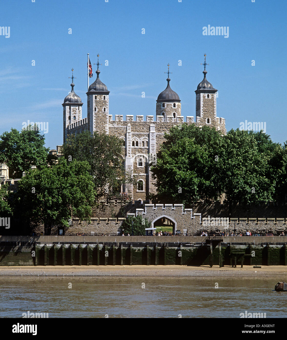 La Torre Bianca sorge sopra la Porta dei Traditori dove i prigionieri sono stati portati a bordo di una barca sul fiume Tamigi Foto Stock