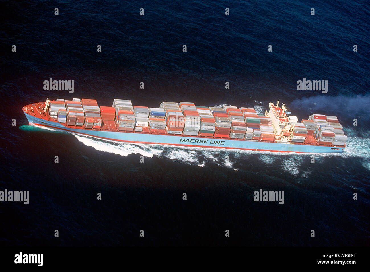 Provinciale linee aria PAL appositamente modificato e dotato di Super King Air 200 sorvola una nave portacontainer oltre il Grand Banks Foto Stock