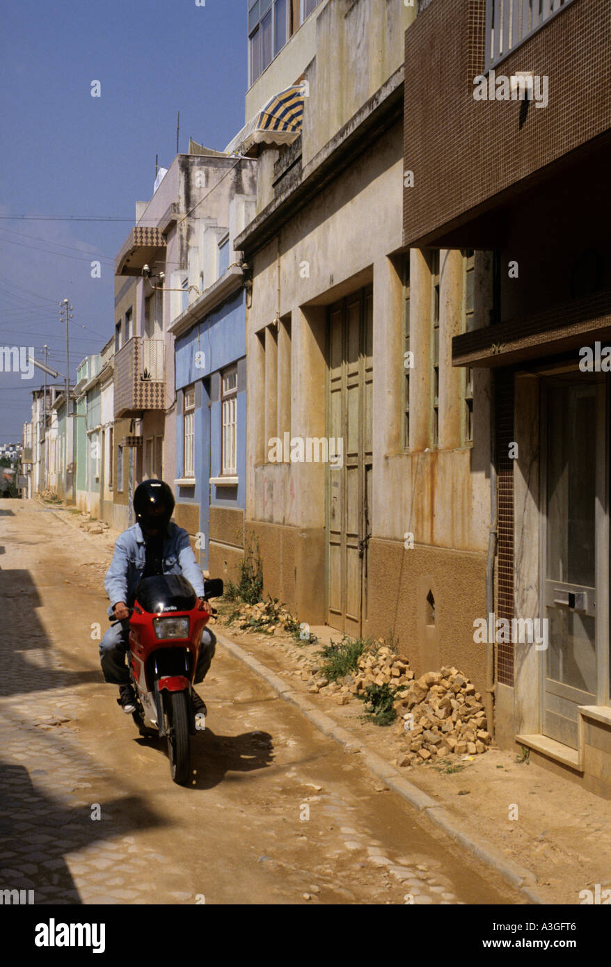 Giovani in motocicletta indossando il casco nero con visiera che non mostra la faccia Portimao Algarve Portogallo Foto Stock