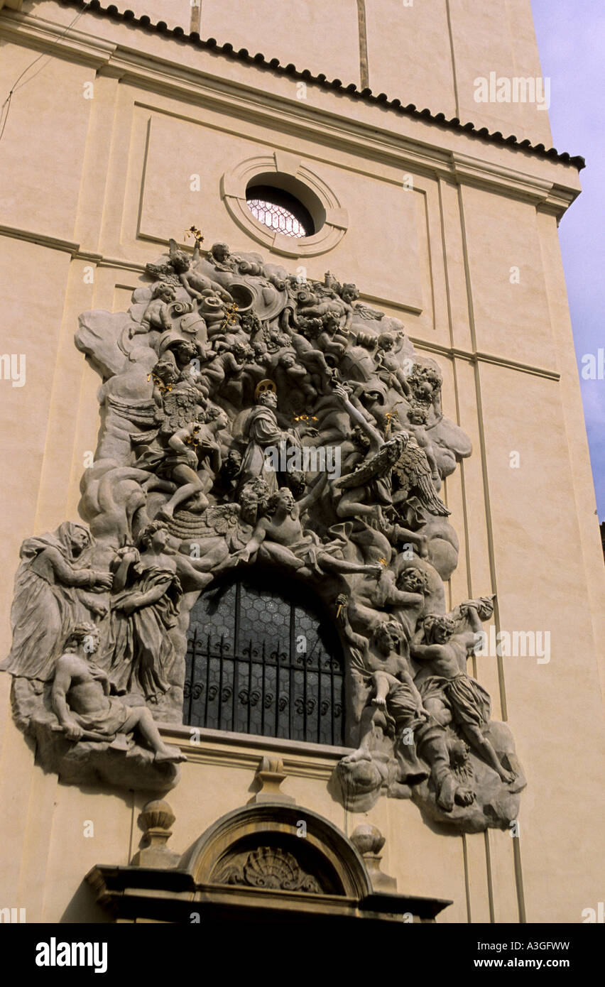 Stucco barocco di rilievo all'ingresso St Jame s Chiesa di Praga Repubblica Ceca Foto Stock