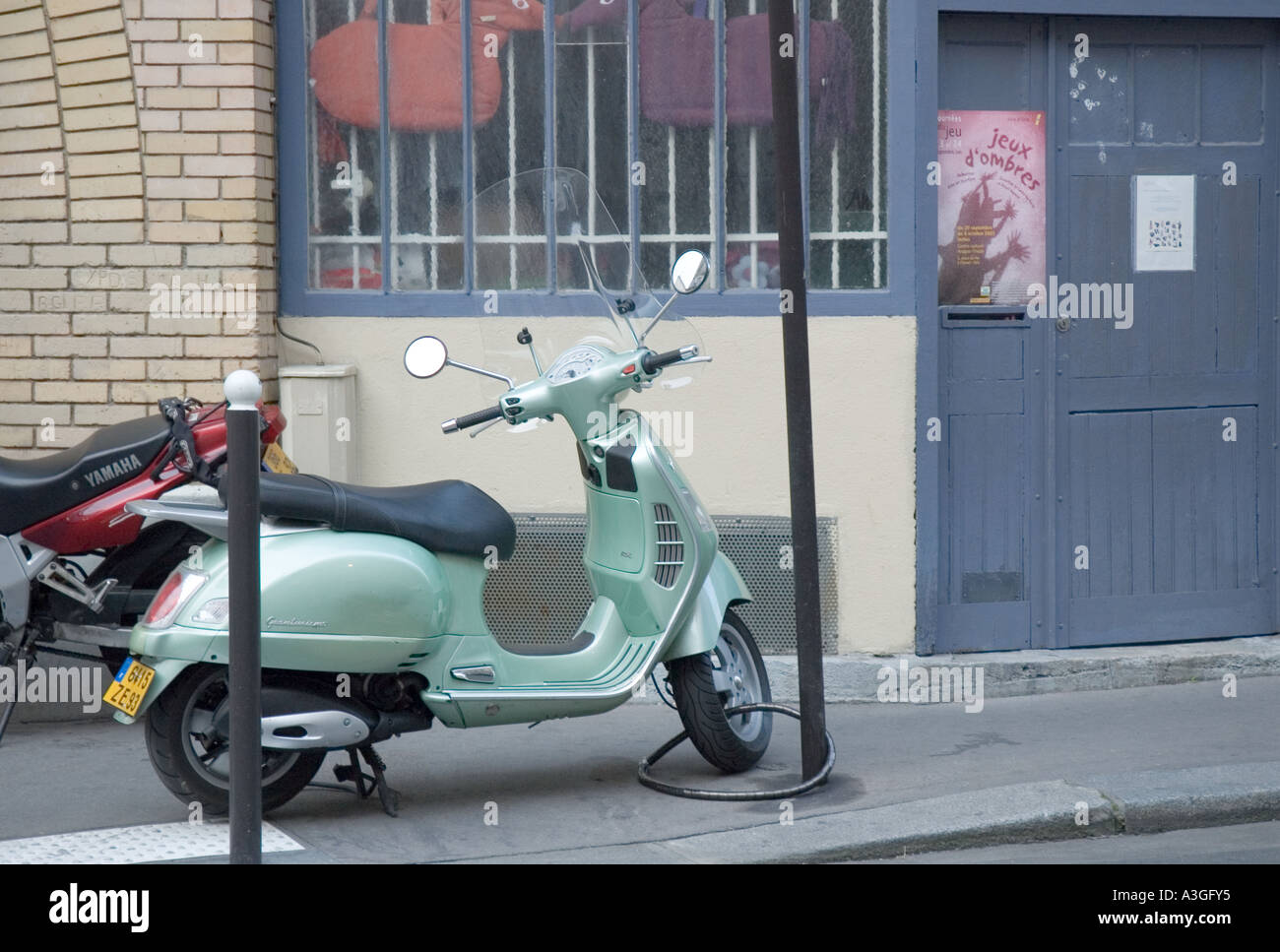 Una vespa in parigi francia Foto Stock