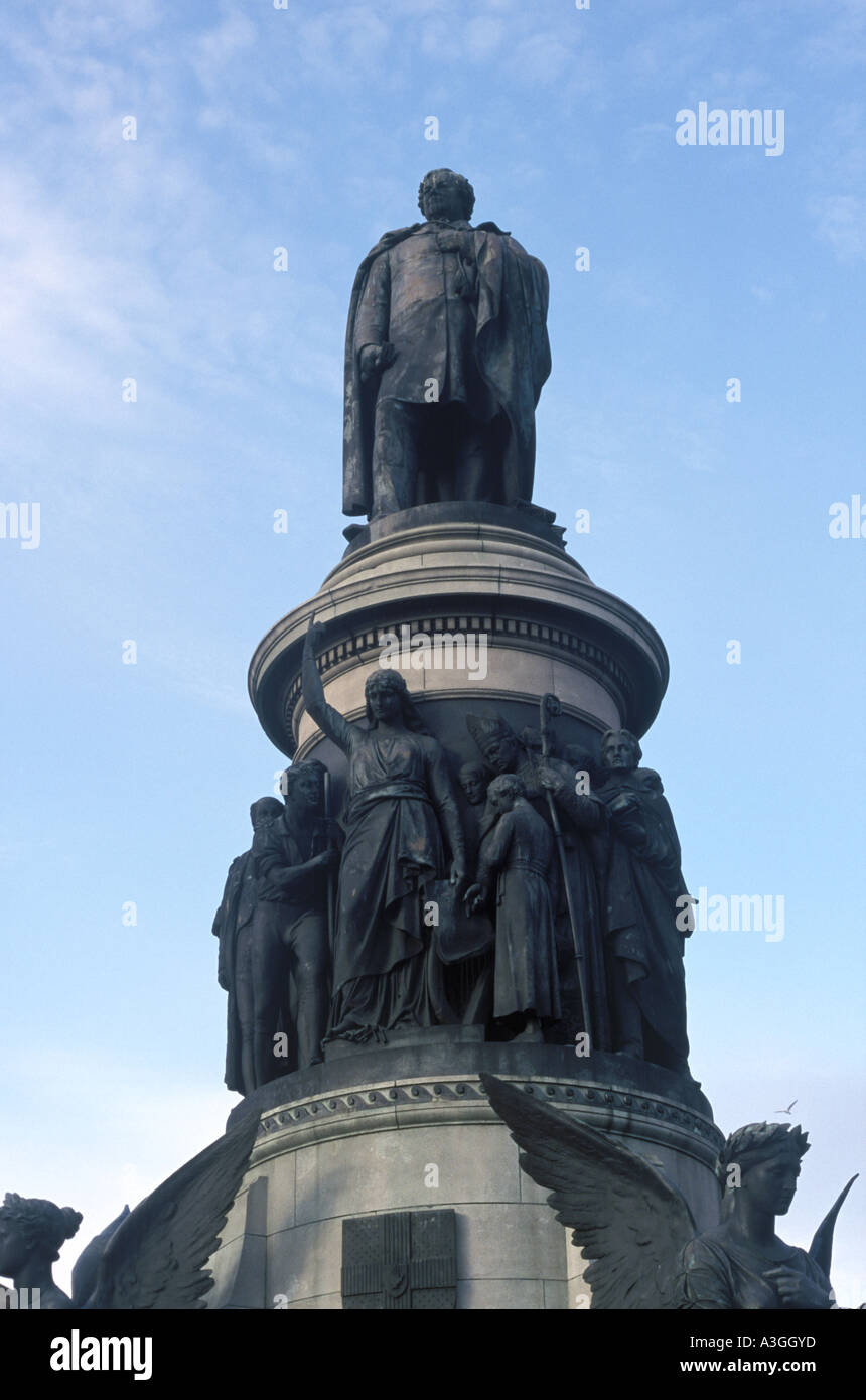 La statua di Daniel O'Connell su O'Connell Street a Dublino in Irlanda Foto Stock