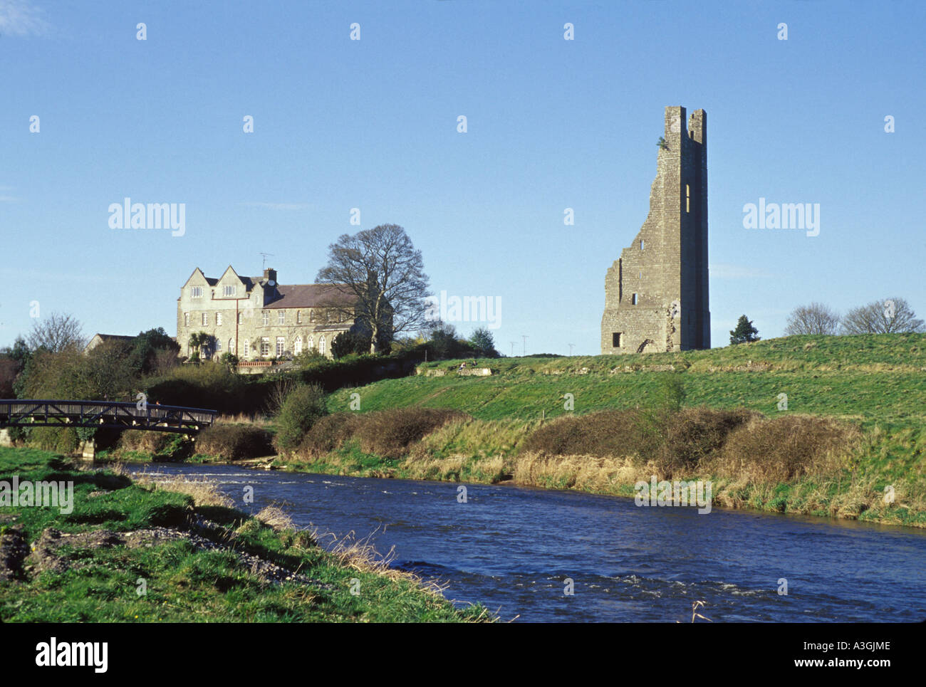 Giallo Steeple nel rivestimento, nella contea di Meath, Irlanda Foto Stock