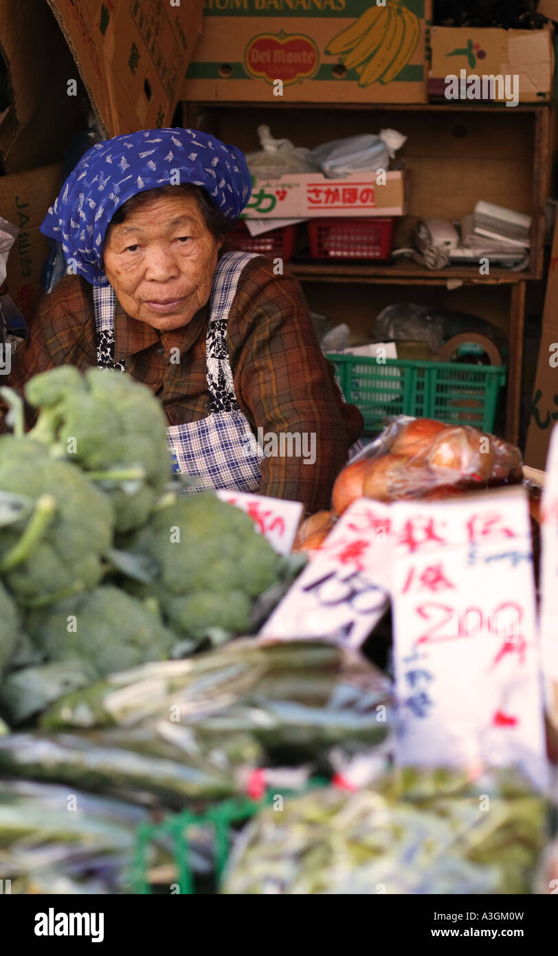 Il vecchio donna giapponese vendita di verdura in una città di mercato Sendai, Giappone Foto Stock