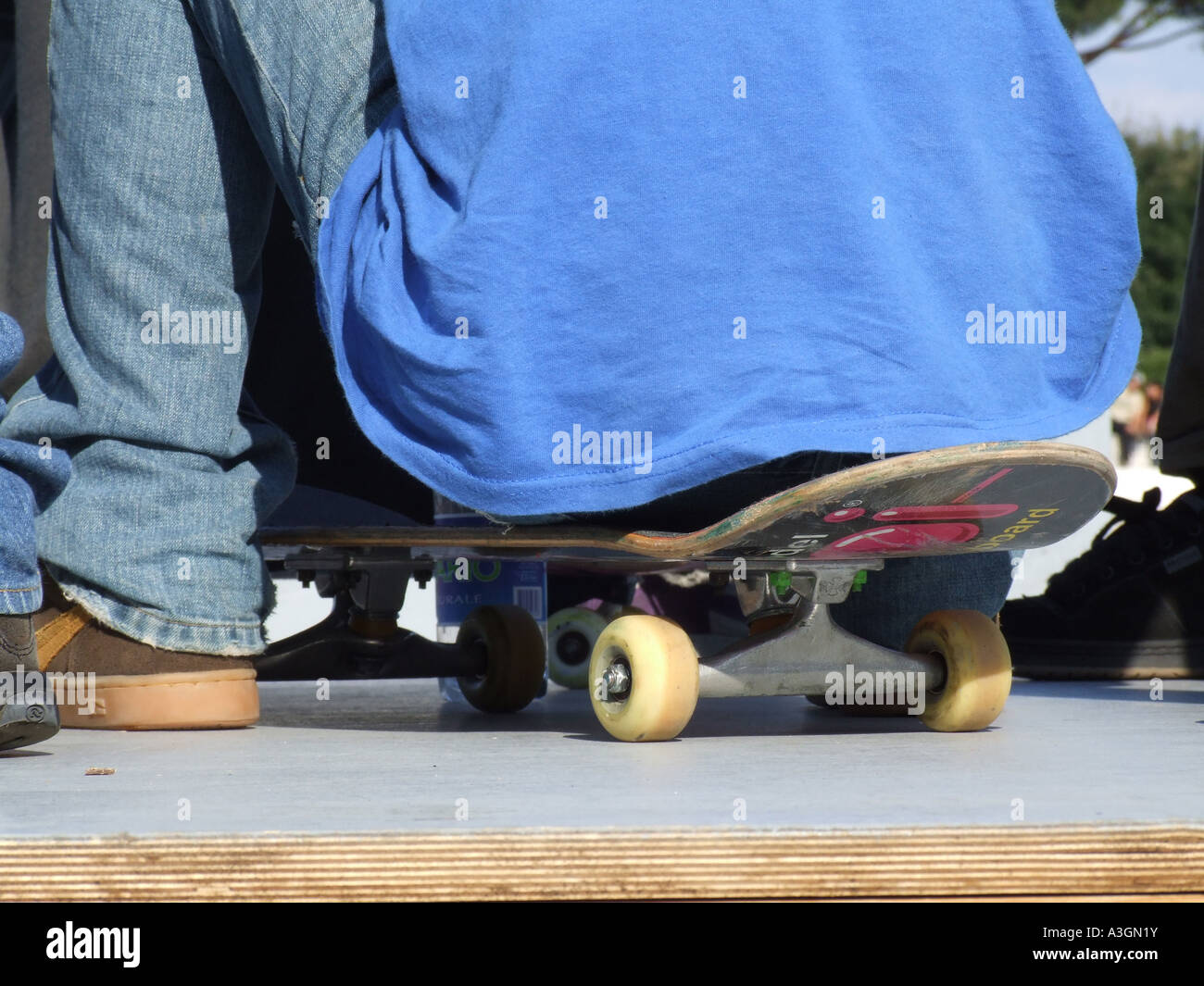 I ragazzi al gioco di skateboard massa area parco Foto stock - Alamy