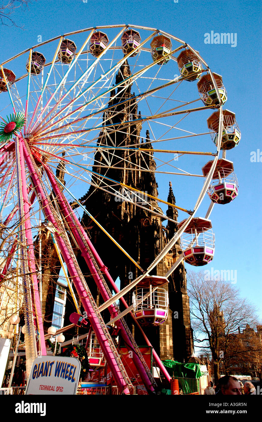 Walter Scott Monument al tempo di Natale,Princes Street , Edimburgo, Scozia Foto Stock