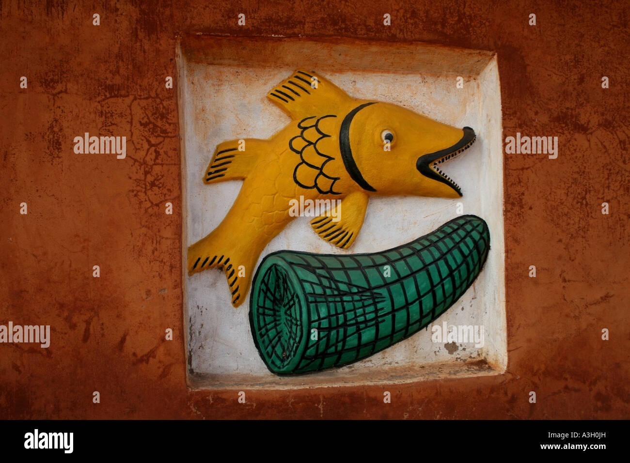 Bassorilievo di un pesce e un net, re Houégbadja palace, Abomey, Benin Foto Stock